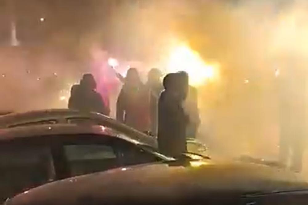 GORI U CRNOJ GORI: Navijači Crvene zvezde prave HAOS! (VIDEO)