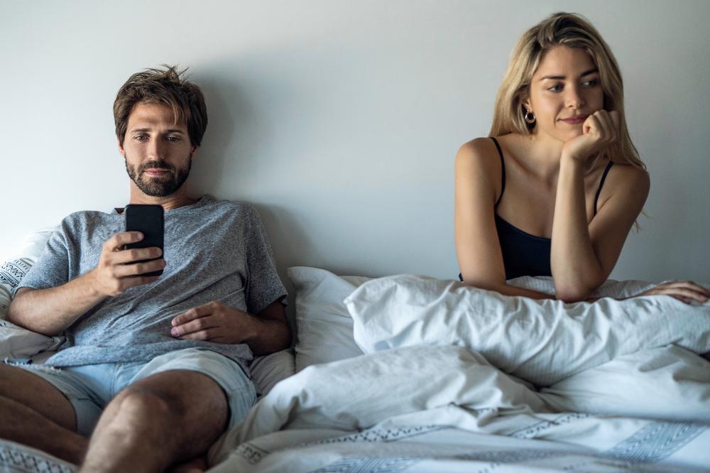 Muškarci pošalju 15 PORUKA ženi koja im se sviđa. Šta mislite, koliko poruka napišu ŽENE?