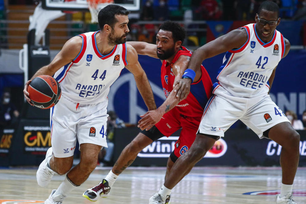 SIMON IMA REŠENJE: Bolje da ubaciš 42 poena na utakmici nego da ujutru u 6 trčiš oko hotela! (VIDEO)