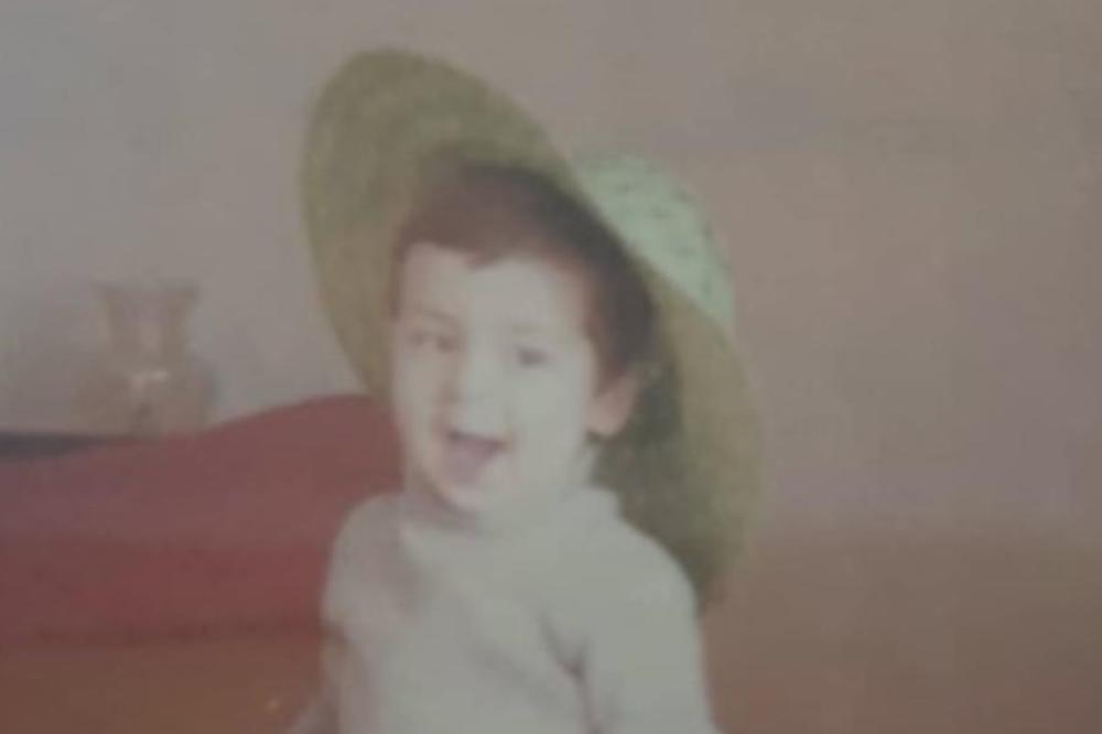 NAŠ VODITELJ ODUŠEVIO SVE FOTKOM IZ DETINJSTVA: Mega je popularan, a nos mu je zaštitni znak! Znate li ko je ovo?