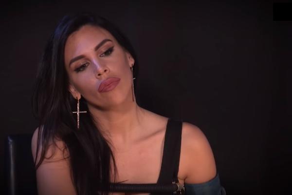 PEVAČICI JEZIVO PRETE ZBOG VEZE SA POZNATIM FUDBALEROM! Uznemiravaju i njenu kćerku, HITNO REAGOVALA I POLICIJA!