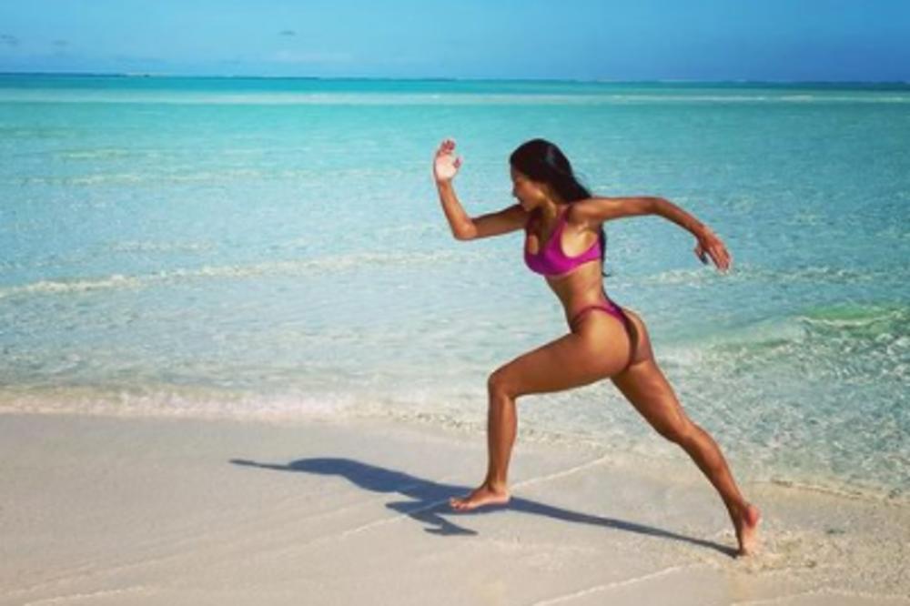 IMA TELO IZ NAJLUĐIH MUŠKIH SNOVA, A NOVOM FOTKOM NAPRAVILA TORNADO! U bezobrazno provokativnoj pozi PRŠTE OBLINE!