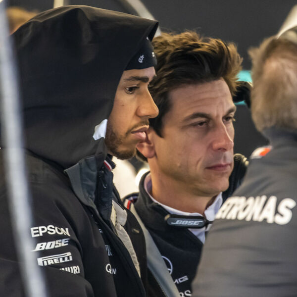 HAMILTONA RADUJE POVRATAK NAVIJAČA, ALI I BRINE: Britanci sa 140.000 ljudi na tribinama testiraju koronu!