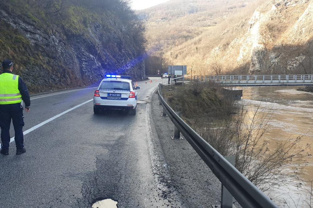 AUTOMOBIL JE IZVUČEN IZ LIMA, ALI NEMA TELA! Stakla su bila spuštena, ronioci nastavljaju potragu u Prijepolju!