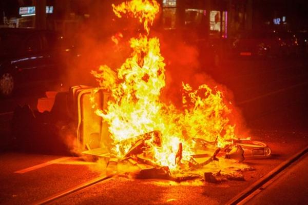 POTPUNI HAOS U HOLANDIJI: Protestanti DIVLJALI po ulicama zbog policijskog časa, uhapšeno 70 ljudi! (VIDEO)