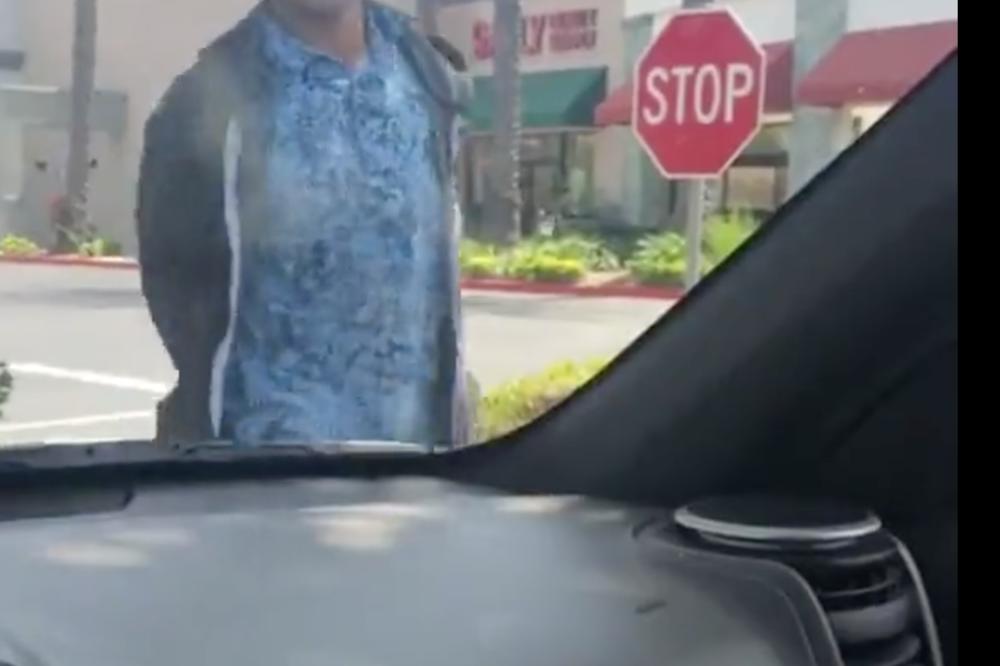 ULIČNI KICOŠ JE POKUŠAO DA ZAVEDE DEVOJKE U KOLIMA: Završio je VRIŠTEĆI i držeći se za polomljenu nogu! (VIDEO)