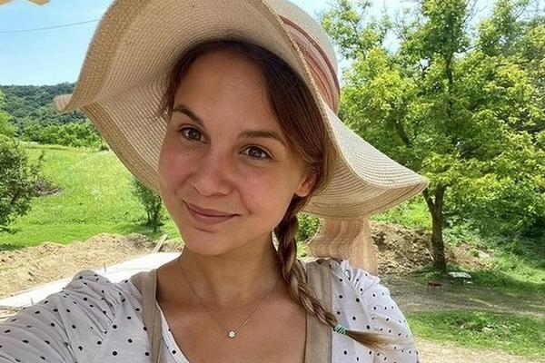 NAŠA GLUMICA ŽIVI U KONTEJNERU SA MUŽEM: Izgubila je kuću u zemljotresu, sada je odlučila da izgradi NOVI DOM!