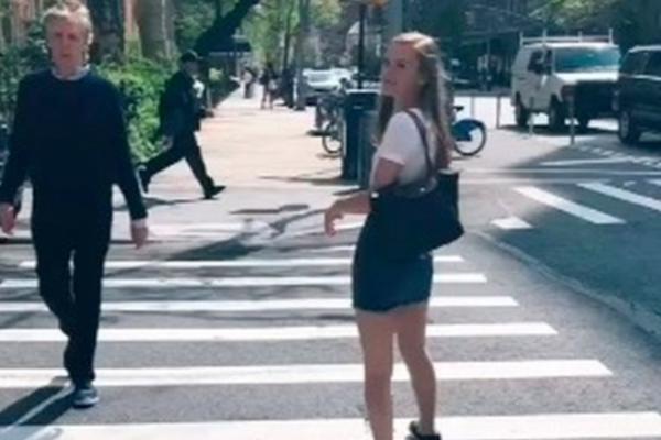 OBIČNA FOTOGRAFIJA NA ULICI POSTALA JE ISTORIJSKA: Nije ni bila SVESNA da kraj nje PROLAZI živa LEGENDA! (FOTO)