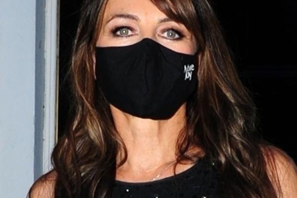 PRELEPA GLUMICA REKLAMIRALA KAPUT, PA SE SLIKALA SKROZ GOLA: Fotkao je njen 18-godišnji SIN! (FOTO)