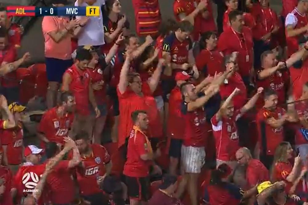 KAKVO LICEMERJE: Đoković i kolege u najstrožem karantinu, a fudbalski stadioni u Australiji PUNI navijača!