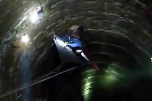 (SNIMAK) ŽENA SE BACILA U BUNAR NAKON SVAĐE SA MUŽEM! Kad je policajac pokušao da je izvuče, opet je ISKLIZNULA!