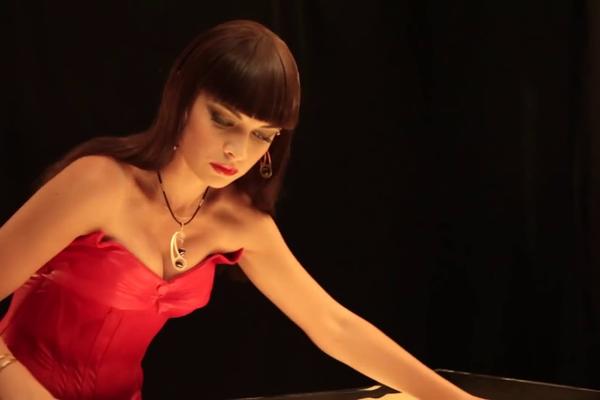 PEVA TAMO DALEKO I SLIKA PRIČE O SRBIJI: Čuvena RUSKA umetnica priznala: Zaljubljena sam u SRBE (VIDEO)