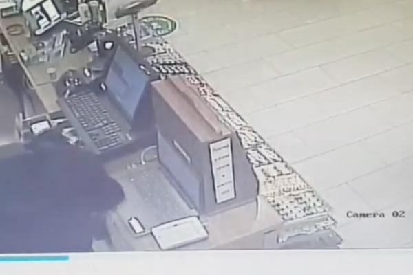 OSVANUO SNIMAK PLJAČKE PUMPE U INĐIJI! Nakon krađe automobila, bežanja od policije, mladiću je nedostajao NOVAC!