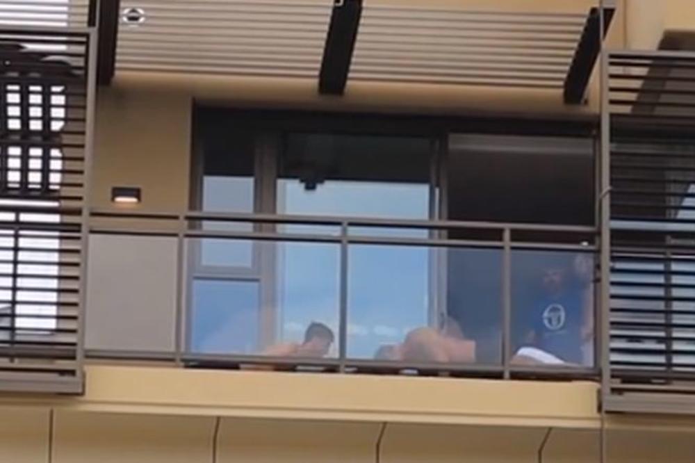 NOVAK SE TAKMIČIO PROTIV OKUPLJENIH NAVIJAČA KO ĆE URADITI VIŠE SKLEKOVA: Potom je ustao i pozdravio ih sa 3 prsta!