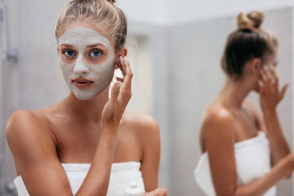 ODABERITE NOĆNU KOZMETIKU ZA SVOJU KOŽU: Dva tipa MASKI za LICE koje će učiniti da vam KOŽA ujutru zasija i PRODIŠE