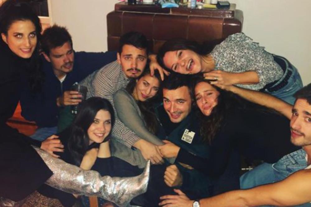 SRPSKI GLUMAC POČEO DA RADI NA NJIVI! Tvrdi da od GLUME NEMA PARA, bio je prinuđen na SUROVE POTEZE!