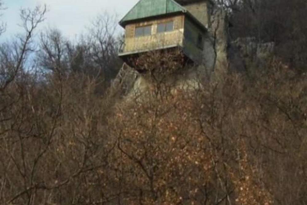 ČUDO OD KUĆE KOJI NISTE MOGLI DA ZAMISLITE U SRBIJI! Mika pre 40 godina napravio svoj lebdeći dvorac!