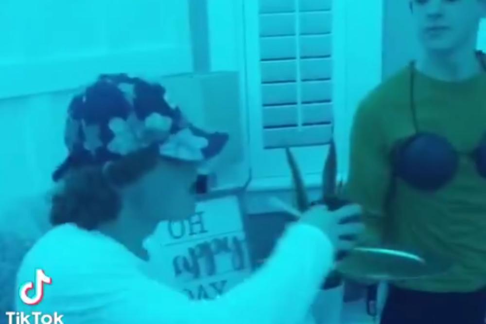 KAKVA JE RAZLIKA KAD VAS BUDI ANDROID U ODNOSU NA AJFON? Ovaj skeč je POBEDA VEKA! (VIDEO)