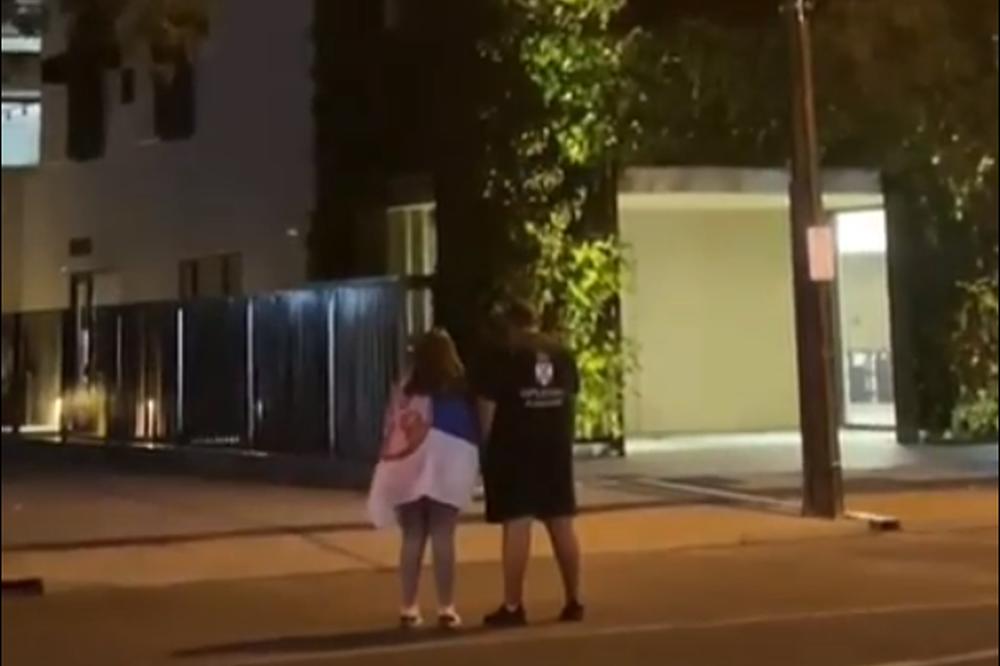 VOLIMO GA SADA JOŠ VIŠE! Otac i ćerka otpevali 'Tamo daleko' ispod Novakove terase, a on ih onda oduševio! (VIDEO)