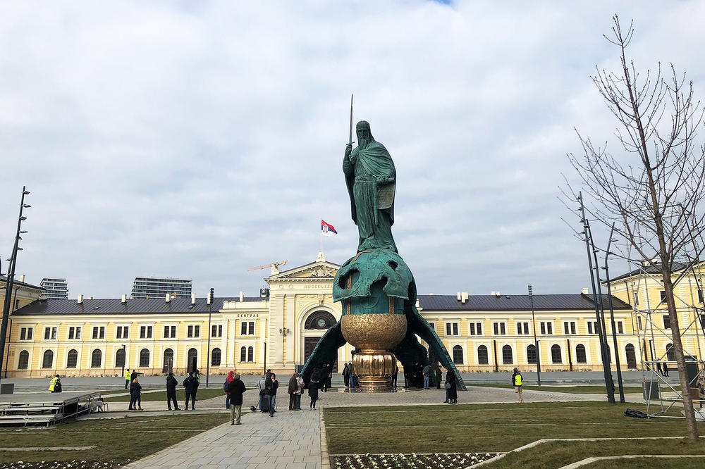 VRAĆEN KRST NA SPOMENIK STEFANU NEMANJI: Sve je videla jedna devojka i opisala vandalizam do detalja