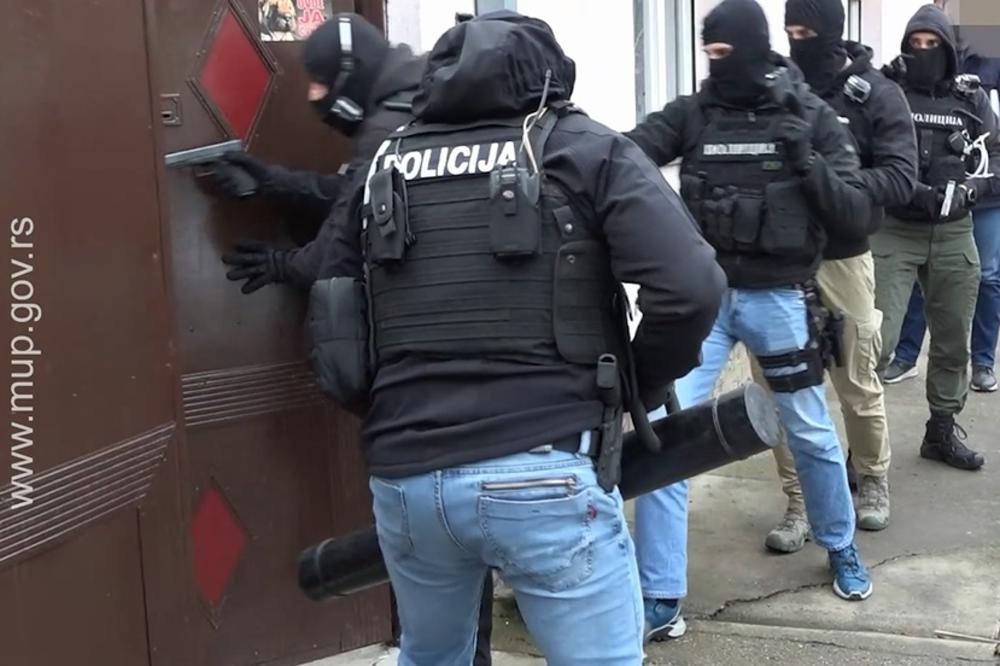 KOSOVSKA POLICIJA UHAPSILA OSMOČLANU BANDU: Preko ONLAJN PLATFORMI mamili žrtve iz Nemačke