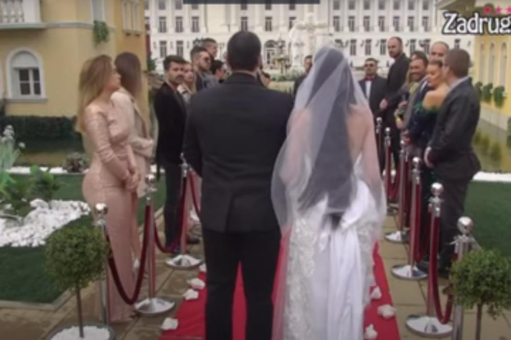 KRAJ SVEGA! OŽENJENI REPER OD SADA IMA DVA BRAKA: Desilo se SKANDALOZNO VENČANJE, svi ZGROŽENO GLEDALI! (FOTO)
