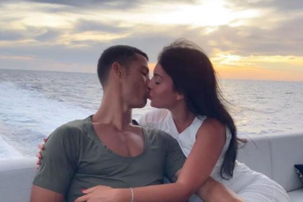 RONALDO NAVALIO NA VRELU GEORGINU SVE U 16: Isplivao HOT snimak iz bazena, voda proključala od žestoke akcije!