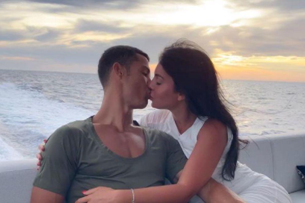 RONALDO NAVALIO NA VRELU GEORGINU SVE U 16: Isplivao HOT snimak iz bazena, voda proključala od žestoke akcije!