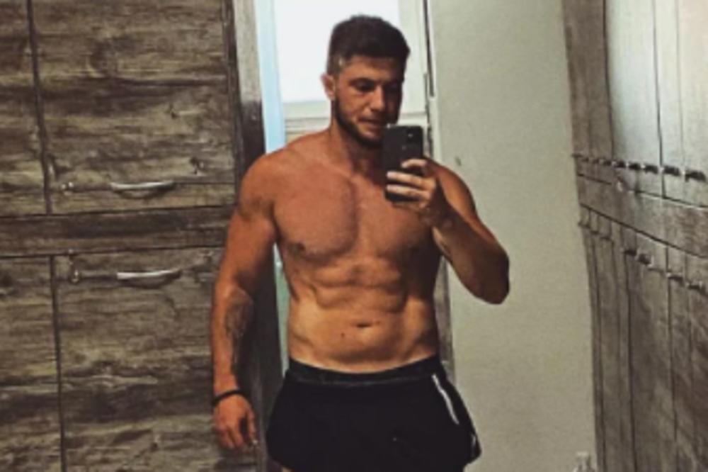 "DOBIĆEŠ DOBAR KEŠ"! Našem zgodnom pevaču ponudili da za NOVAC RADI PERVEZNE STVARI: On FINIŠIRAO ODGOVOROM! (FOTO)