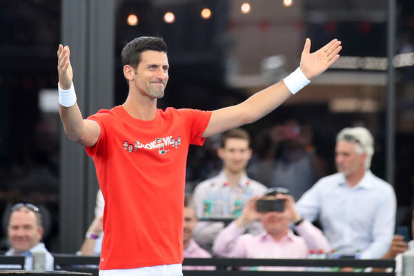 ŠTA SE, BRE, OVO DESILO U ADELEJDU?! Novak se prvo povukao, pa se posle prvog seta vratio da igra meč i pobedio!