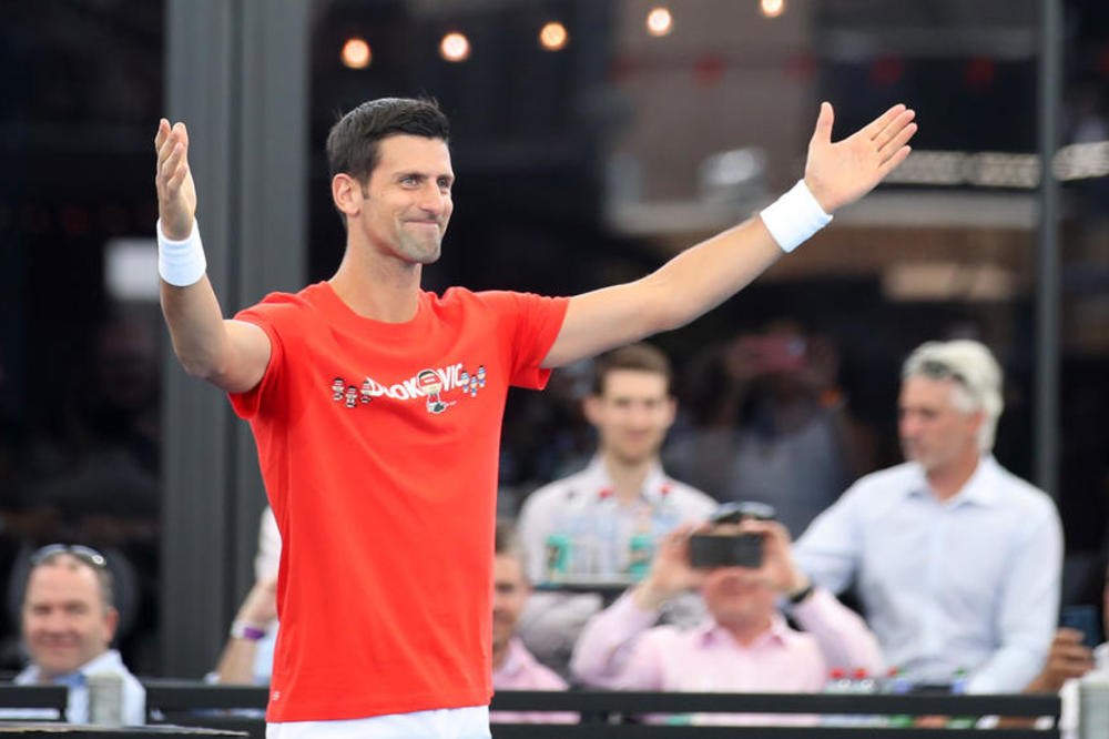 ŠTA SE, BRE, OVO DESILO U ADELEJDU?! Novak se prvo povukao, pa se posle prvog seta vratio da igra meč i pobedio!