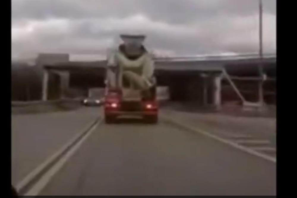STRAVIČNA NESREĆA SNIMLJENA NA AUTO-PUTU: Kamion je srušio ceo NADVOŽNJAK! (VIDEO)