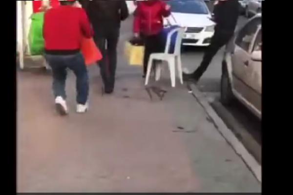 OVAJ MLADIĆ SMISLIO FORU ZA ZEZANJE LJUDI NA ULICI! Reakcije ljudi su NEPROCENJIVE (VIDEO)