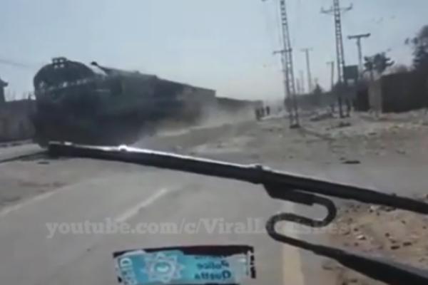 MAGIČNI VOZ! Od motociklista pravi pešake za 1 sekundu! (VIDEO)