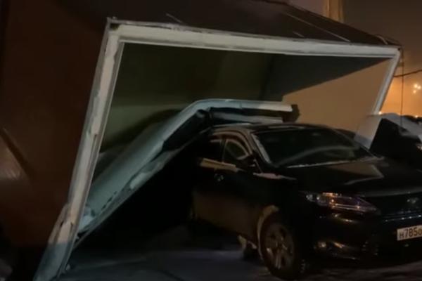 NEVREME U RUSIJI: Ulice se zaledile, jaki udari vetra pomerali automobile (VIDEO)