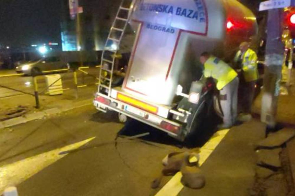 HAVARIJA U CENTRU BEOGRADA: Pukla vodovodna cev u Karađorđevoj ulici, nakon toga je cisterna upala u rupu (VIDEO)