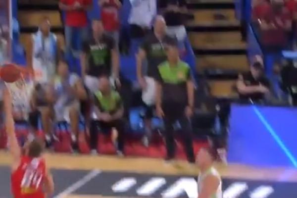 ŠTA URADI ČOVEČE! Neverovatan promašaj u Australiji! Sam ispod koša i nula! (VIDEO)