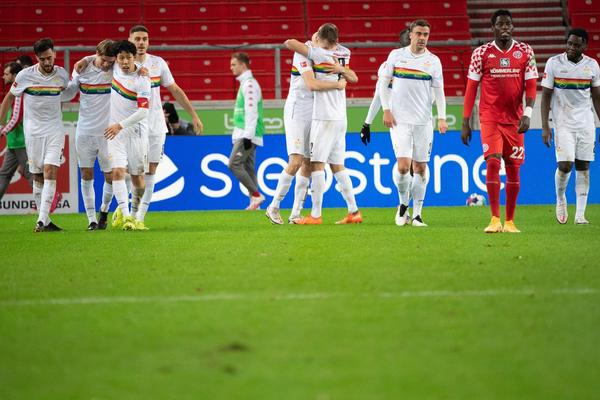 PRVA POBEDA ŠTUTGARTA NA SVOM TERENU OVE SEZONE! Taliju im doneli dresovi sa duginim šarama!