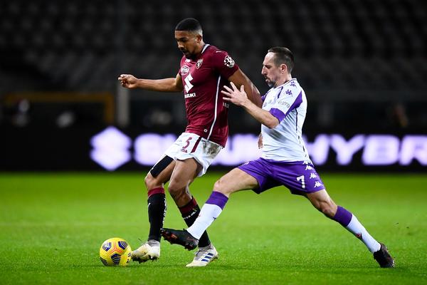 VLAHOVIĆU VAR PONIŠTIO GOL, MILENKOVIĆ POCRVENEO! "Viola" sa dva igrača manje nije uspela da sačuva pobedu!