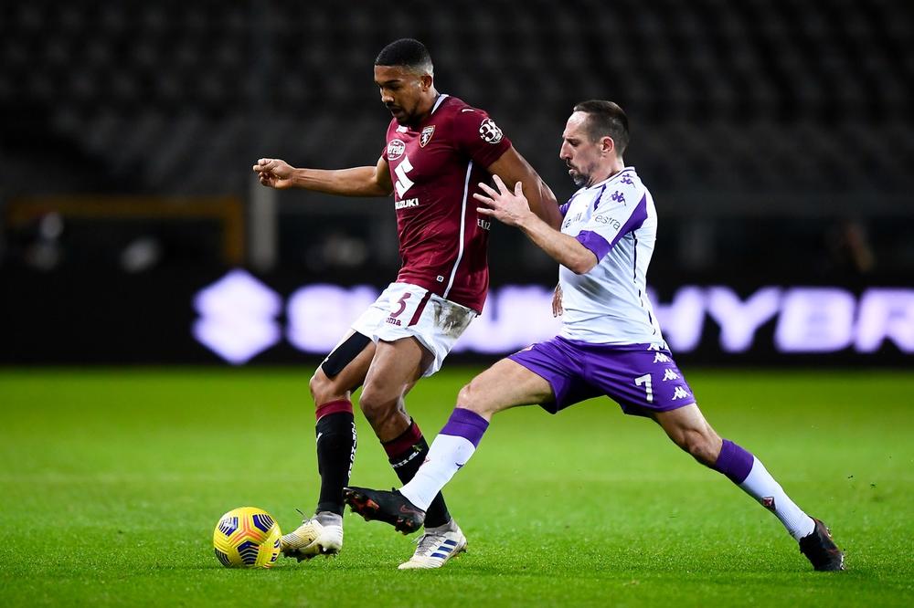 VLAHOVIĆU VAR PONIŠTIO GOL, MILENKOVIĆ POCRVENEO! "Viola" sa dva igrača manje nije uspela da sačuva pobedu!