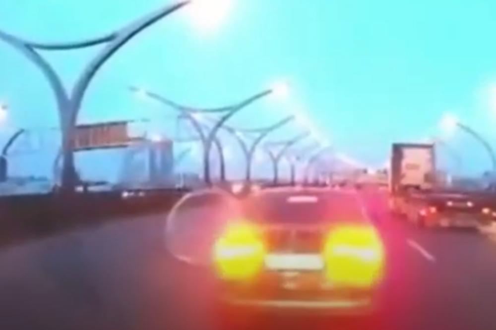 ŽENA STALA NASRED AUTO-PUTA KAKO BI NEŠTO IZVADILA IZ GEPEKA: To joj je bila OGROMNA GREŠKA! (VIDEO)