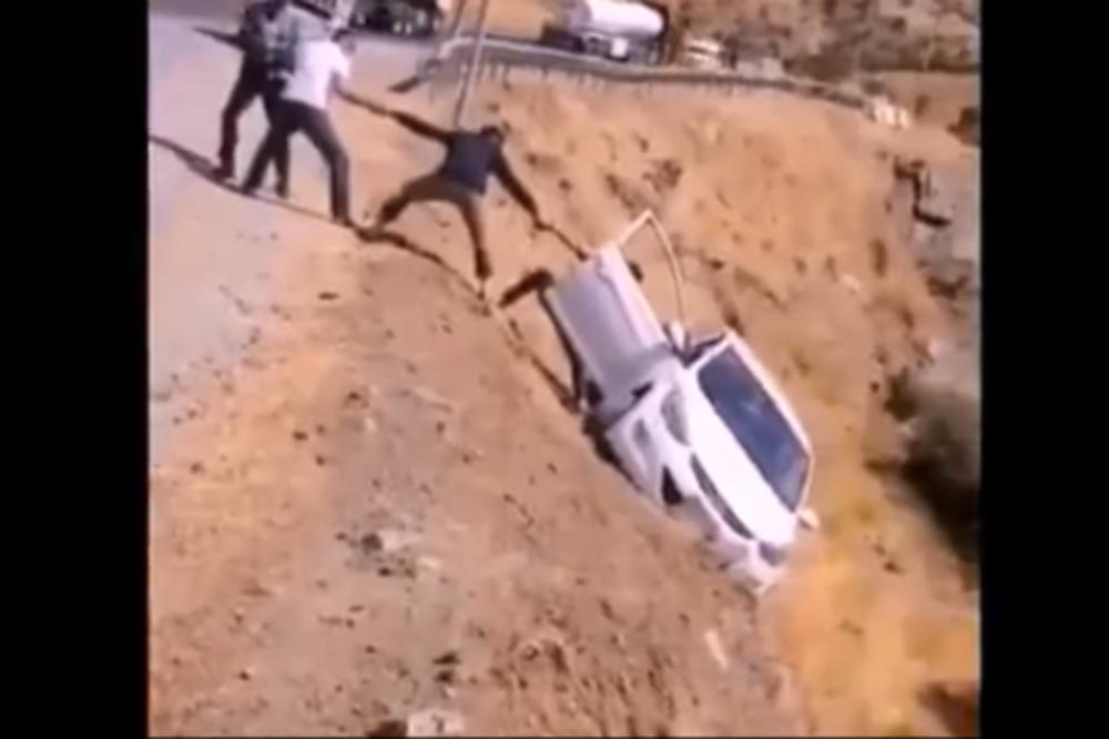OVAKVA SCENA NE POSTOJI NI NA FILMU! Formirali LJUDSKI LANAC da bi izvukli čoveka iz auta iznad provalije! (VIDEO)