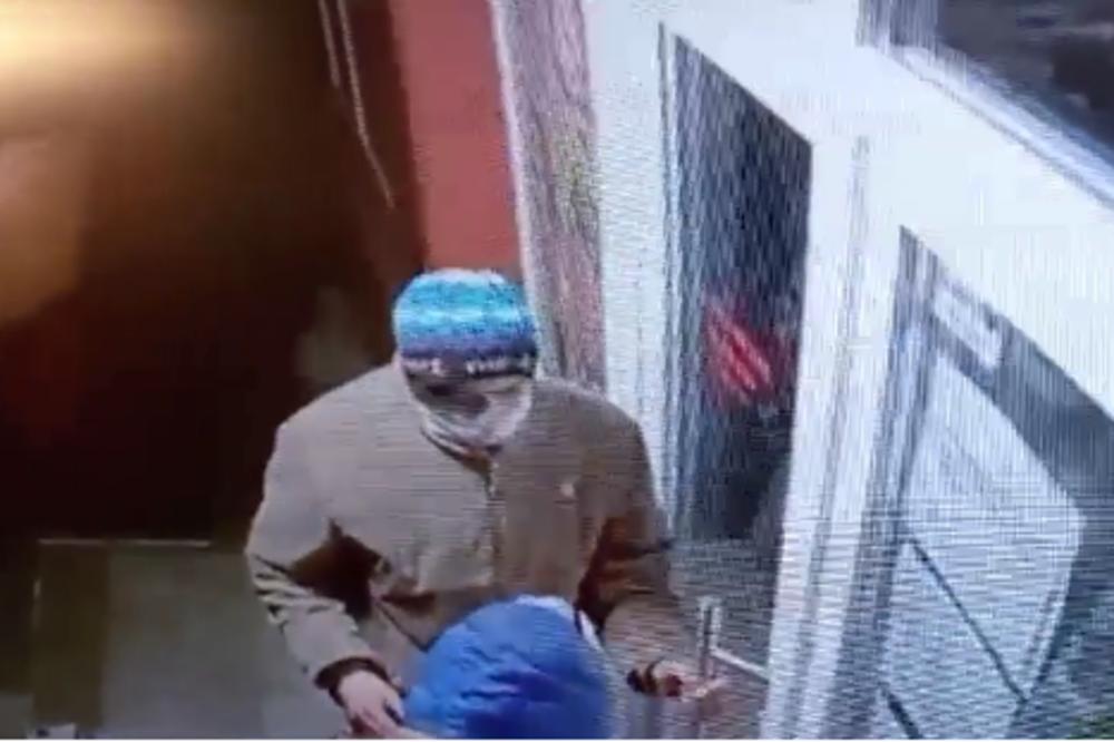 SNIMLJENA PLJAČKA PRODAVNICE: Pogledajte kako su OBILI vrata (VIDEO)