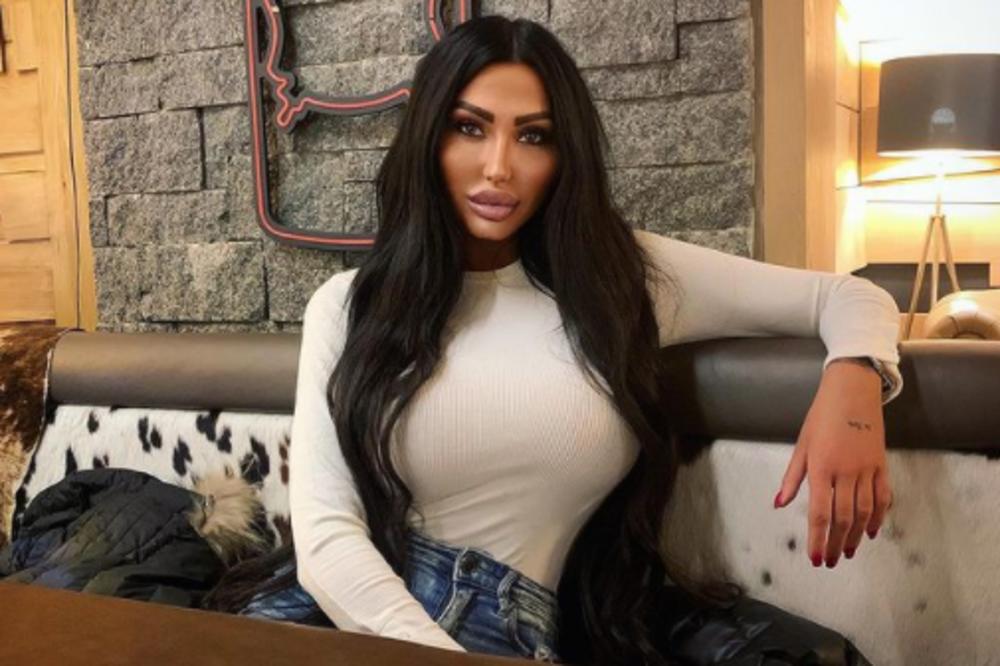 TIJANA AJFON JE PRAVA BOMBA! Telo kao IZVAJANO u prvom planu su VELIKI SILIKONI: Starleta pozirala u SVOM KUPAĆEM!