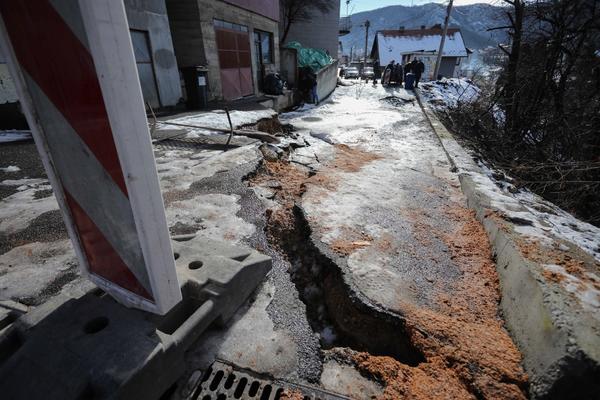 OVAJ KRATER SE UPRAVO OTVORIO U SRPSKOM GRADU: Ugrožene su i kuće! (FOTO)