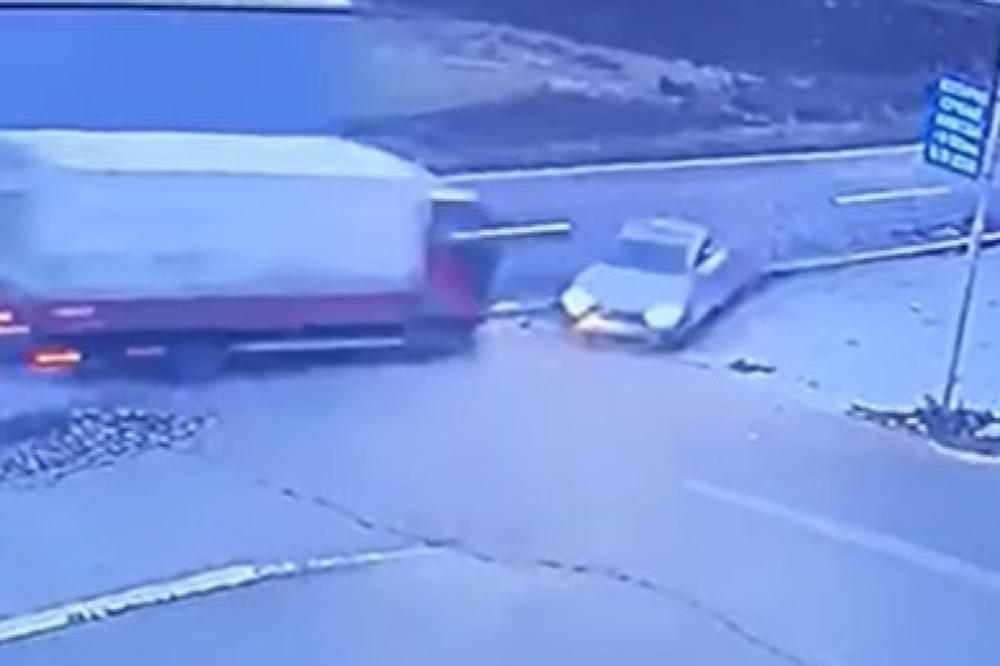 KAMION SE ZAKUCAO U AUTOMOBIL KOD RAŠKE: Sada se pojavio strašan snimak užasne nesreće! (UZNEMIRUJUĆI VIDEO)
