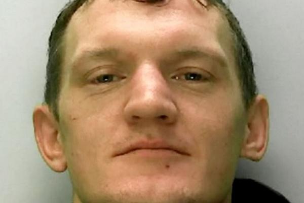 NAJGLUPLJI pljačkaš januara: Posle pljačke kafića pojeo tortu i ostavio na tacni DNK policiji