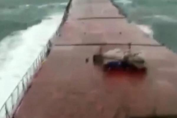 POJAVIO SE SNIMAK POTONUĆA BRODA U CRNOM MORU: Prepolovio se na dva dela, sve pucalo samo tako (VIDEO)
