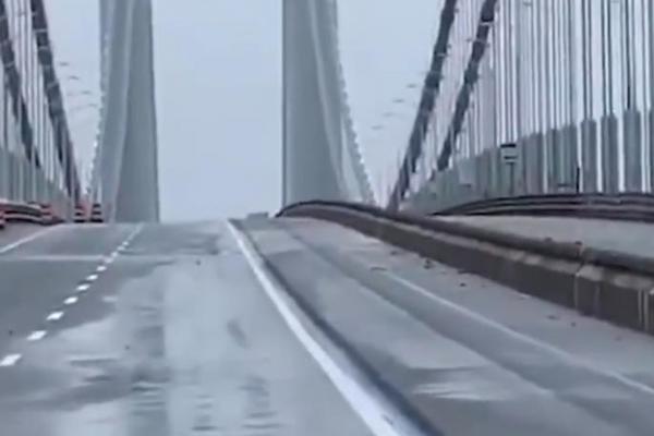 SABLASNE SCENE: Žestok vetar zanjihao ogroman most - čini se kao da će se svakog trenutka srušiti (VIDEO)