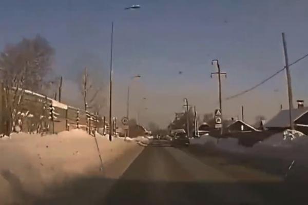 DOBIO JE ONO ŠTO JE ZASLUŽIO! Bahata BUDALA preticala kolonu po snegu! (VIDEO)